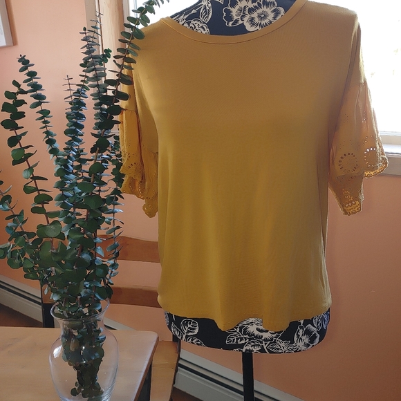 Yellow lace bell sleeve Lily White top medium - Picture 5 of 6